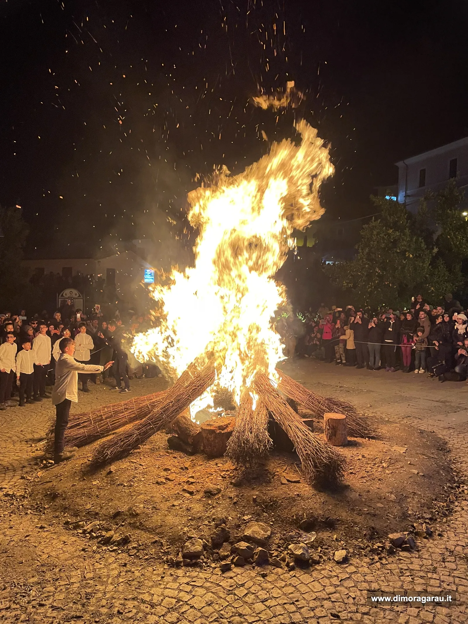 Il grande fuoco de Is Fraccheras a Gadoni